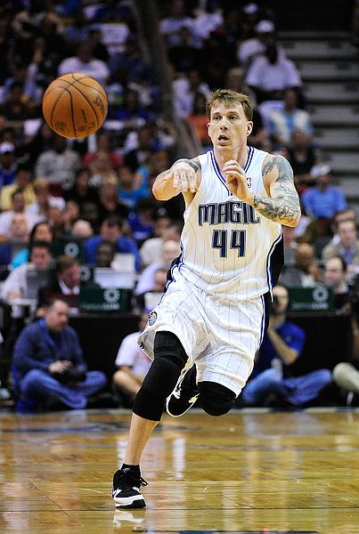 步行者大胜奇才！哈利伯顿对奇才替补席做哭泣的动作